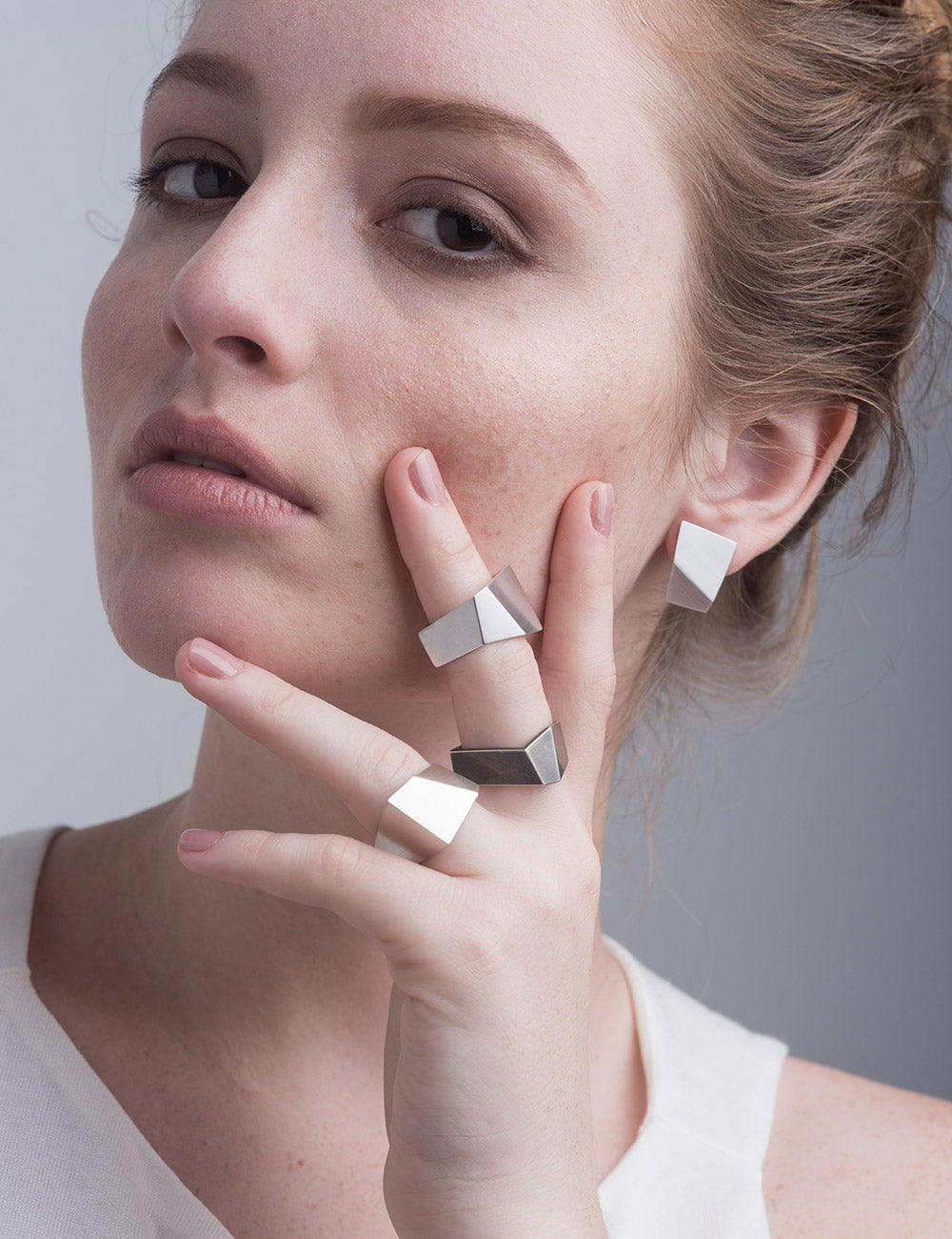Anel Oblique Fino • Ouro Branco 18K