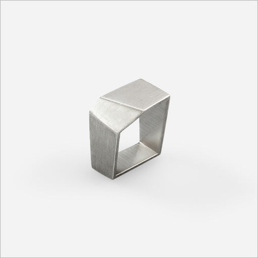 Anel Oblique Fino • Ouro Branco 18K