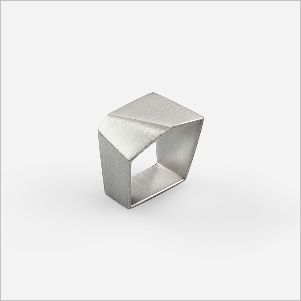 Anel Oblique Largo • Ouro Branco 18K