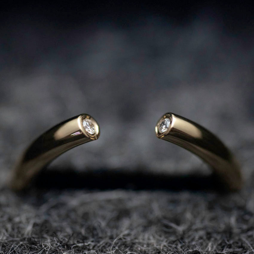 Aliança Solitário Jamais • Ouro amarelo 18K com 2 brilhantes de 0,02 ct