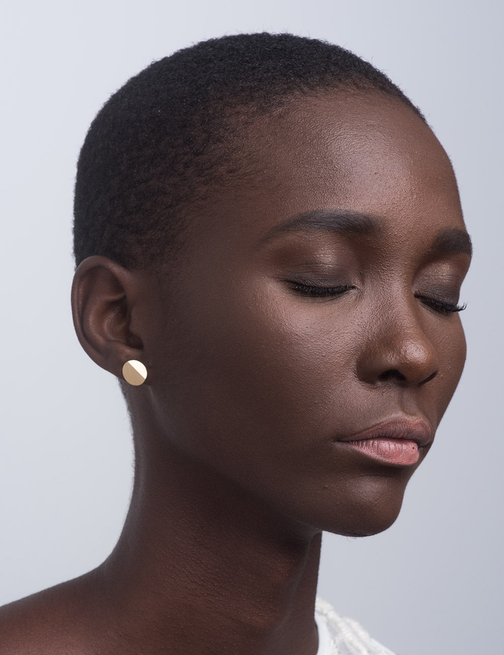 Brinco Dobra P • Ouro Branco 18K