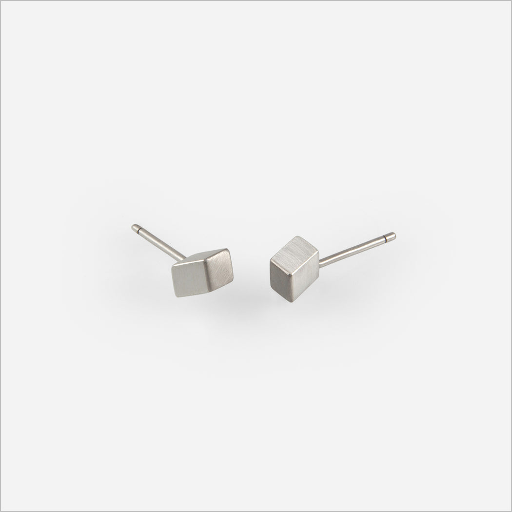 Brinco Cubo Isométrico Bicolor • Prata e Ouro Branco 18K