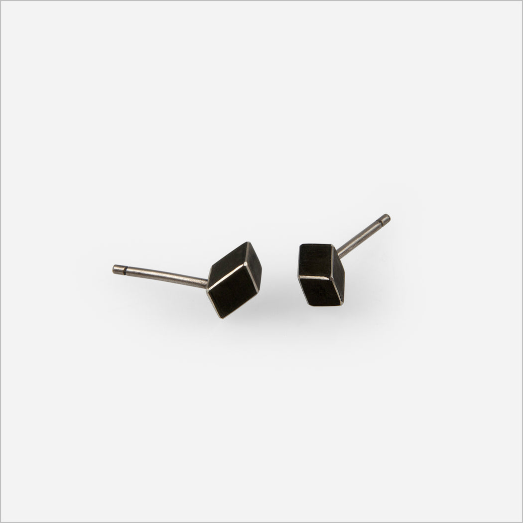 Brinco Cubo Isométrico Black • Prata Oxidada