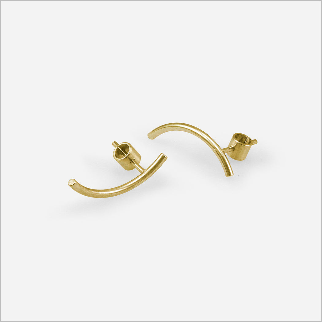 Brinco Traço C • Ouro Amarelo 18K