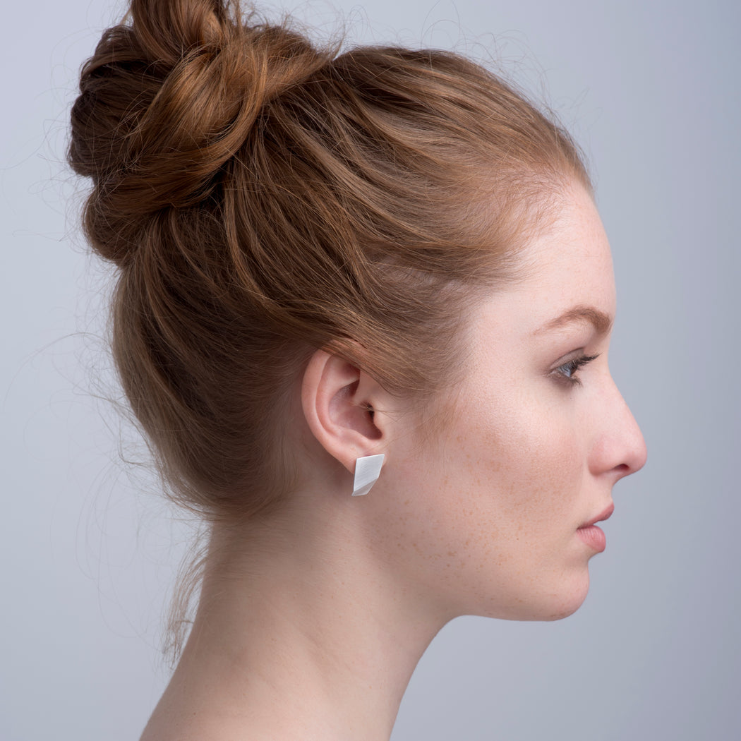 Brinco Oblique • Ouro Branco 18K