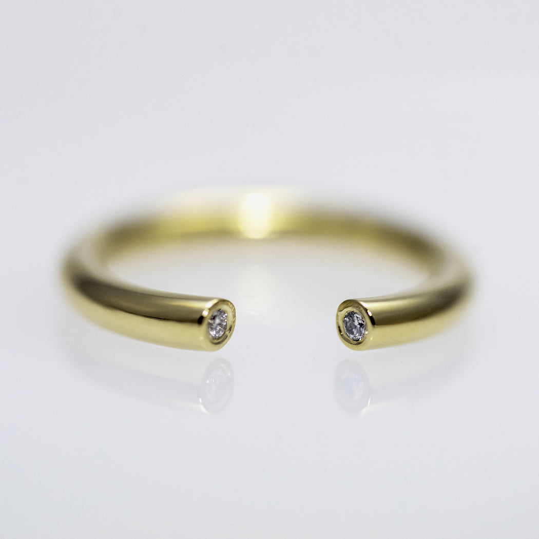 Aliança Solitário Jamais • Ouro amarelo 18K com 2 brilhantes de 0,02 ct