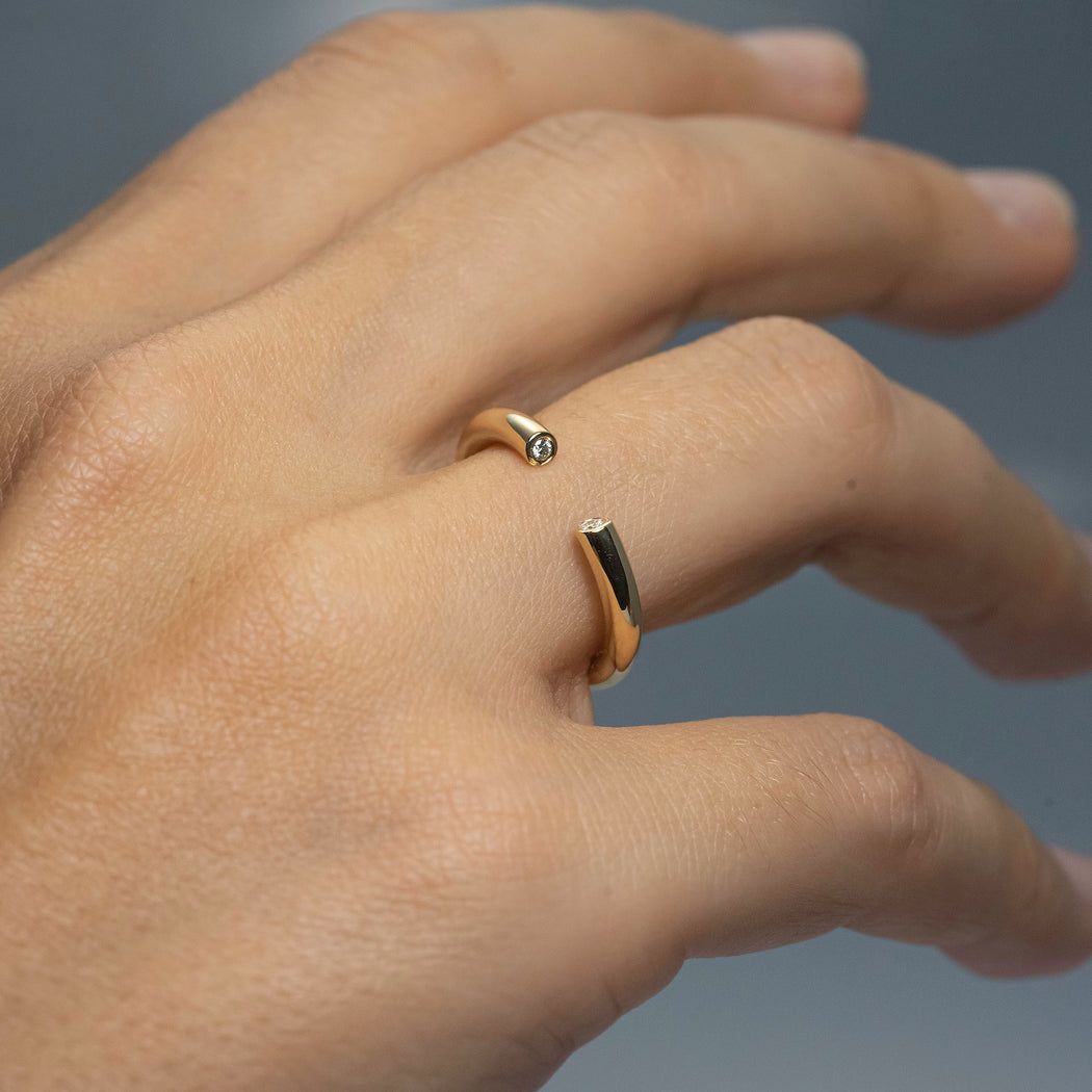 Aliança Solitário Jamais • Ouro amarelo 18K com 2 brilhantes de 0,02 ct