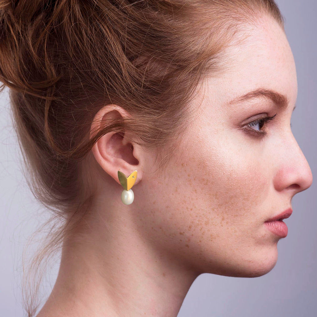 Brinco Herz Invertido • Ouro Amarelo 18K, pérola barroca e 2 diamantes 0,005ct